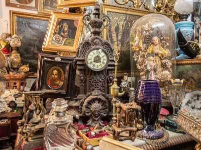 Lo stupore prosegue una volta entrati. Gli occhi si perdono tra i mille manufatti di ogni tipo che affollano il locale: specchi, orologi, pergamene...